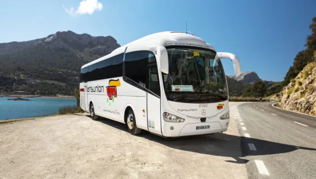 Autocar junto al mar en Mallorca
