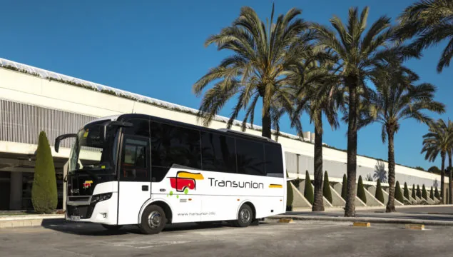 Autocar de Transunion bajo las palmeras