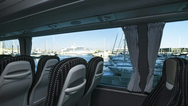 Interior de un autocar de Transunion con vistas al mar