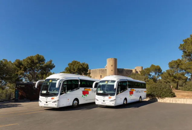 Autocar de Transunion junto a una torre de vigía en la costa mallorquina