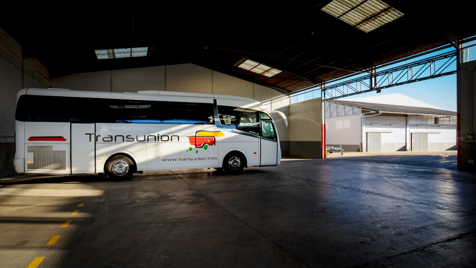 Autocar en la nave de mantenimiento