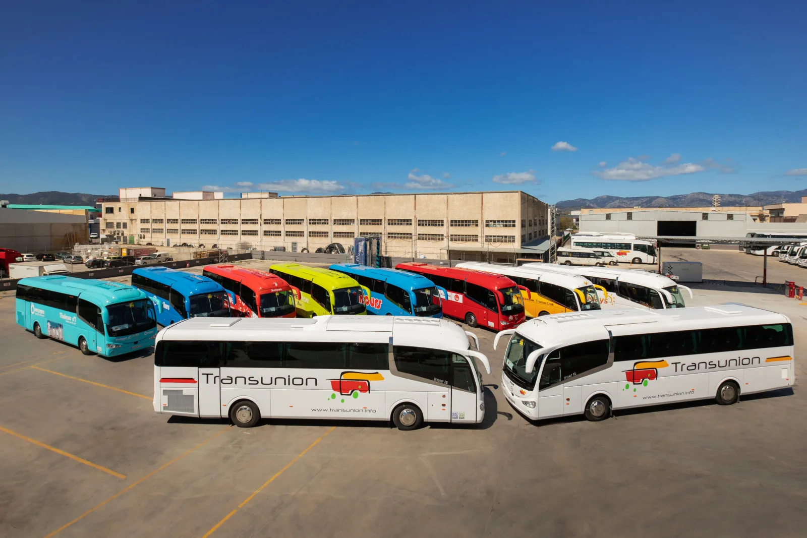 Autocar de Transunion recorriendo la costa de Mallorca