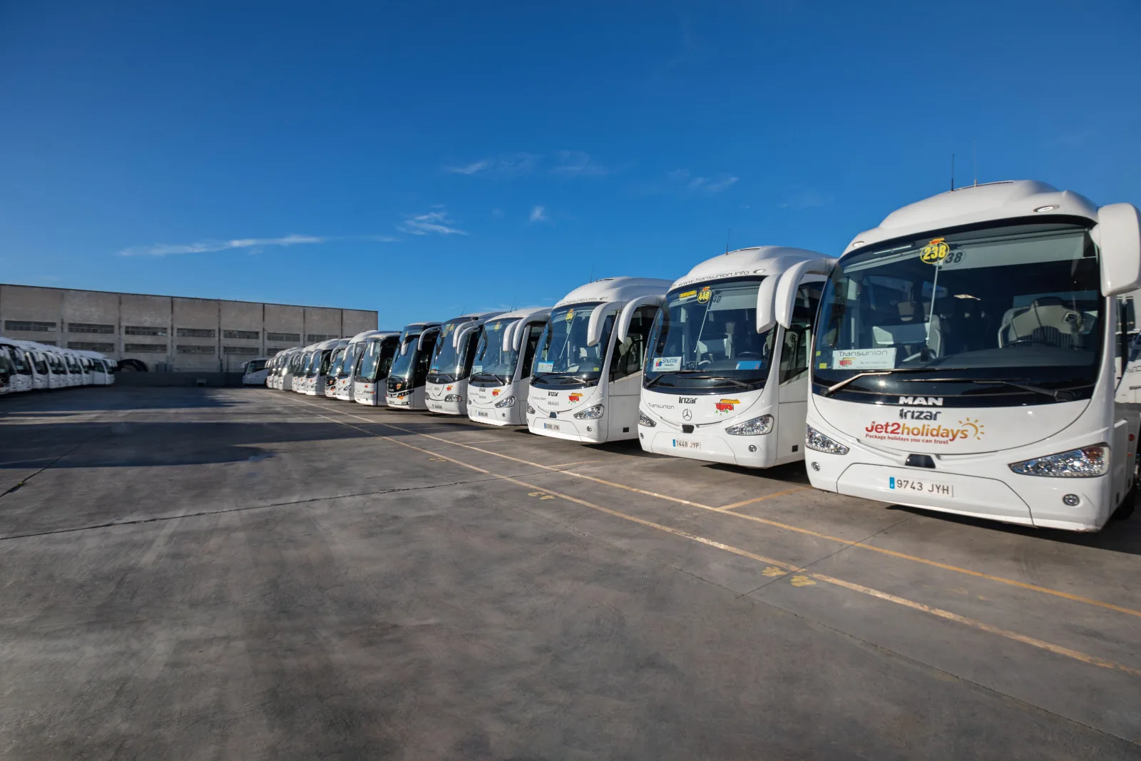 Flota de autocares alineada y lista para el servicio