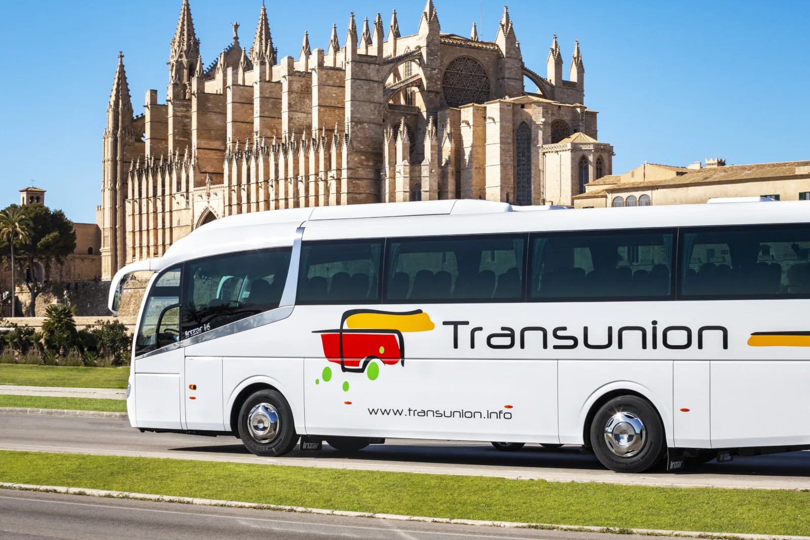 Grupo de viajeros junto a un autocar de Transunion