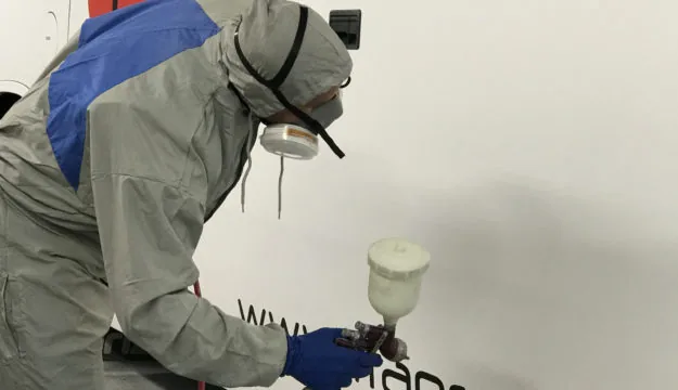 Trabajos de carrocería y pintura en las instalaciones
