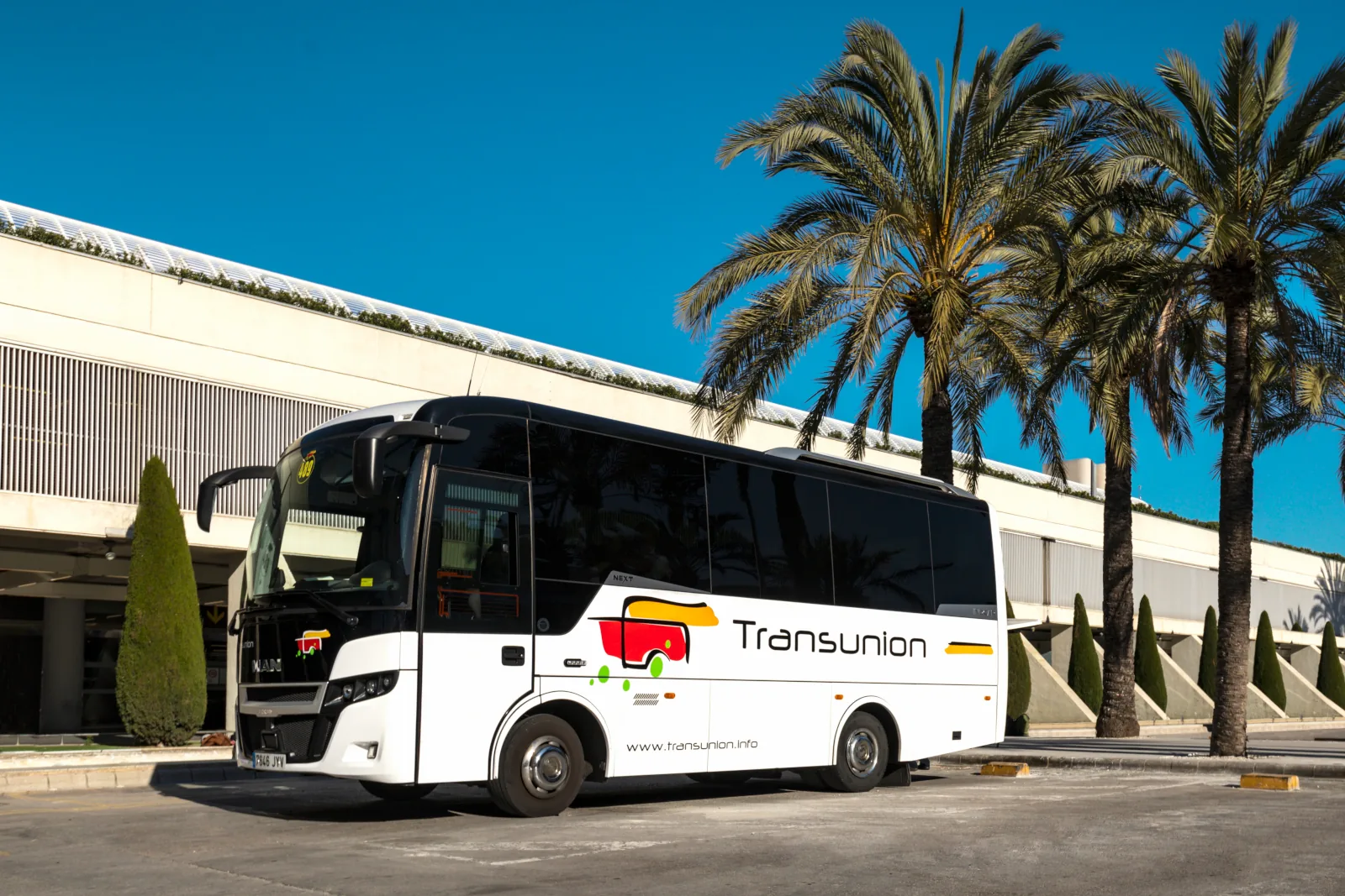 Autocares de Transunion en la terminal del aeropuerto
