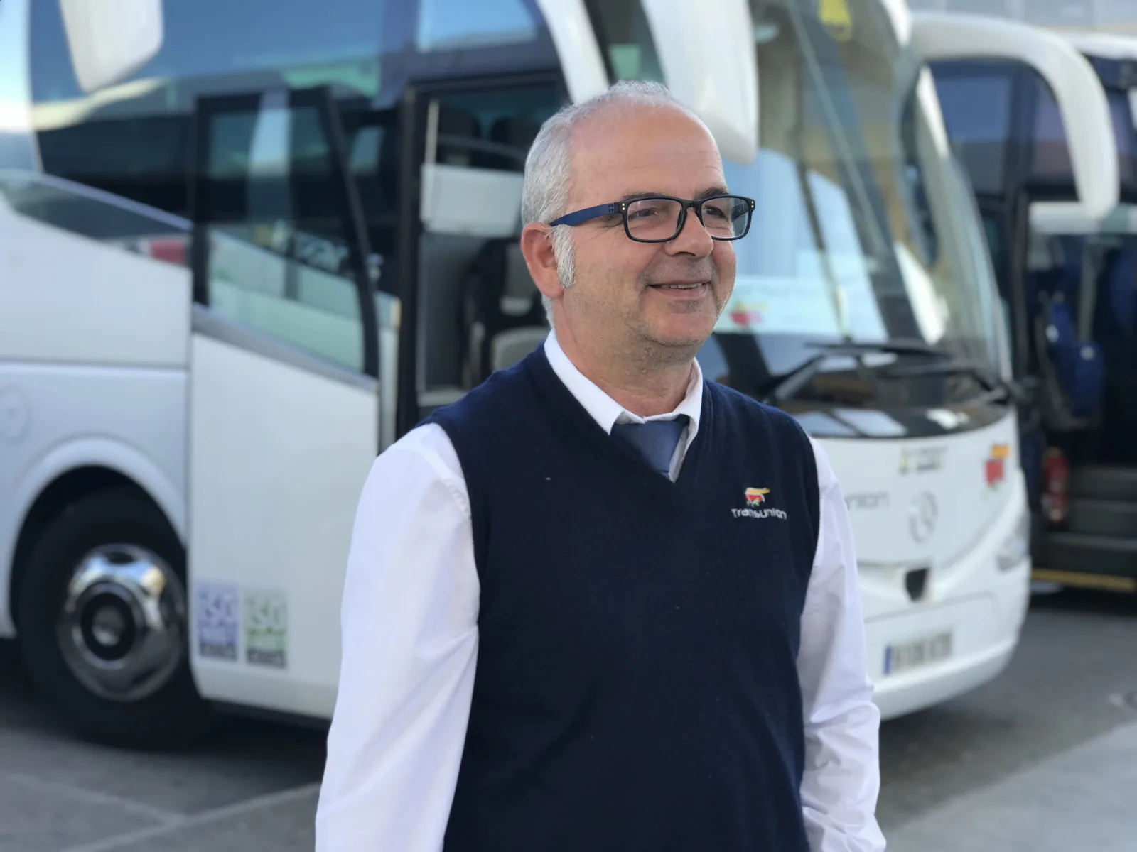 Conductor de Transunion junto a su autocar