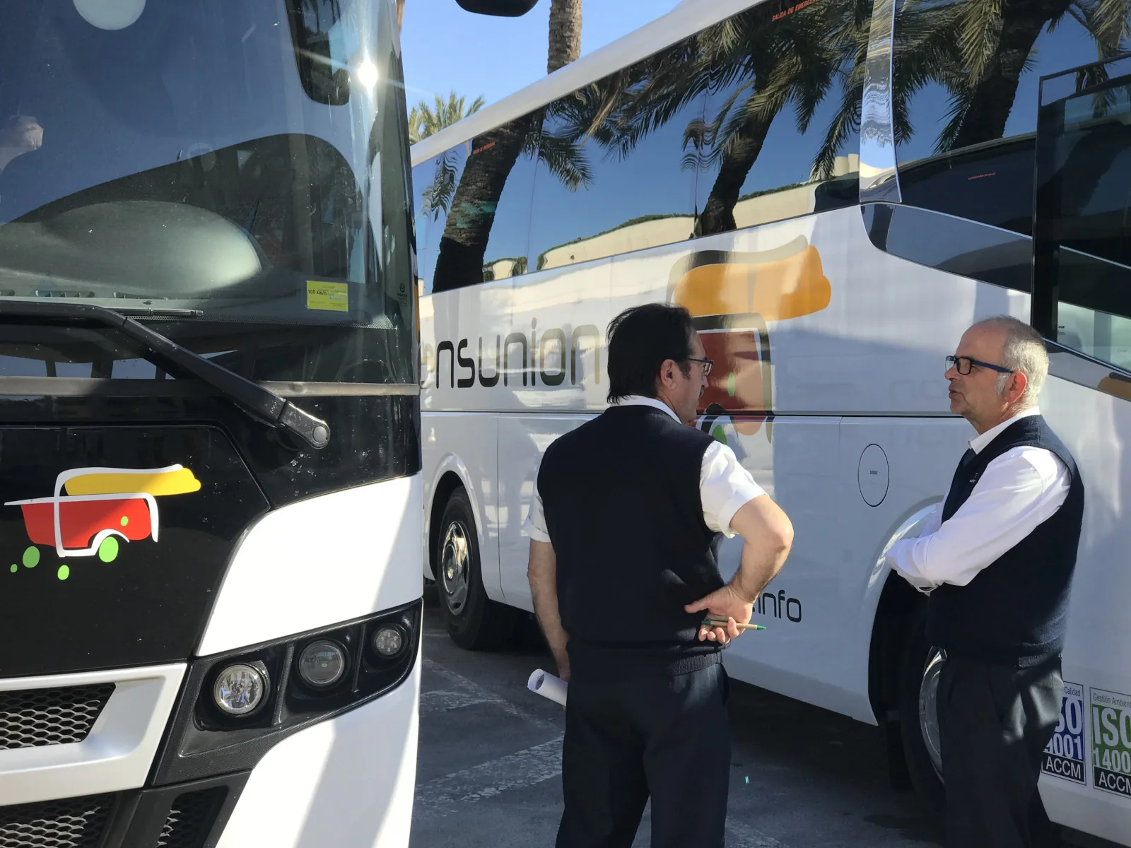 Personal de Transunion junto a un autocar
